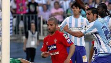 <b>EL GOL DEL EMPATE. </b>Lora y Rivera ven cómo Juan Pablo no puede evitar el gol de Caicedo, mientras Juanito empieza a celebrar el tanto malaguista.