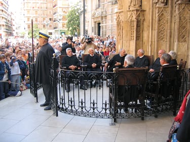 Estos tribunales de gestión de agua tienen su origen en la época de Al Ándalus. Los más importantes son el Consejo de Hombres Buenos de la Huerta de Murcia y el Tribunal de las aguas de la Huerta de Valencia. Sus miembros son elegidos de manera democrática y gozan de gran respeto y autoridad y resuelven conflictos por un procedimiento oral, rápido e imparcial.