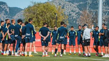 Plantilla del Real Mallorca antes de iniciar una sesión de entrenamiento.