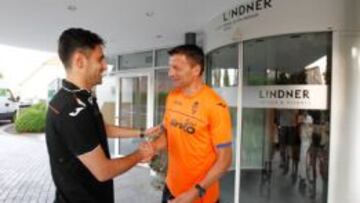 Jonas saluda a Djukic a su llegada a Speyer.