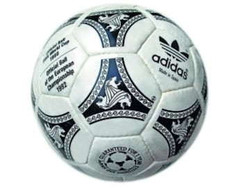 El 'Etrusco Unico' fue el bal車n de la Eurocopa. Es el 迆nico que fue utilizado en un Mundial (1990), una Eurocopa (1992) y unos Juegos Ol赤mpicos (1992).