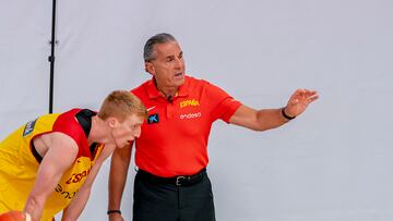 El seleccionador Sergio Scariolo da instrucciones a Alberto D¨ªaz, base de la Selecci¨®n.