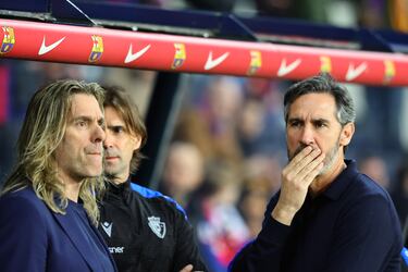 El partido entre el Barcelona y el Osasuna fue suspendido por el fallecimiento del médico del equipo, Carles Miñarro. La noticia se supo minutos antes del encuentro, y fue el mismo presidente del Barça, Joan Laporta, el que bajó al vestuario para comunicar a los jugadores que el partido no se disputaría.