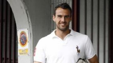 <b>A LA ESPERA. </b>Antonio Amaya, en el estadio Teresa Rivero.