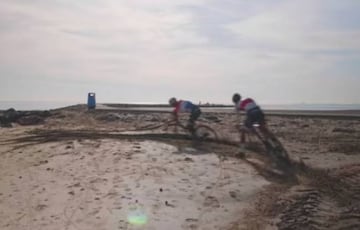 Mathieu Van der Poel entrena en la playa.