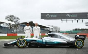 La escudería alemana busca mantener su hegemonía de los últimos años con este monoplaza con el  W08, su coche para 2017