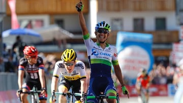 Chaves celebra su triunfo de etapa, Kruijswijk se viste de rosa.