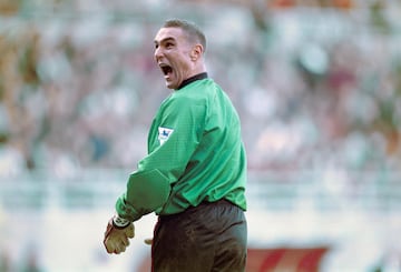 El carismático jugador tuvo que enfundarse los guantes de portero en un encuentro frente al Newcastle en St. James' Park en 1995. Recibió tres goles en 30 minutos.