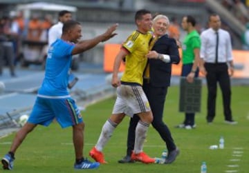 Abrazo con James en el triunfo ante Venezuela por las Eliminatorias a Rusia 2018.