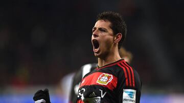 Javier Hernández festeja una notación.