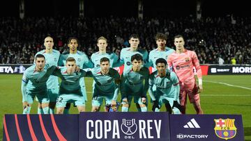 Barcelona's players pose for a team picture before the Spanish Copa del Rey (King's Cup) football match between Unionistas de Salamanca CF and FC Barcelona at Reina Sofia municipal stadium in Salamanca on January 18, 2024. (Photo by CESAR MANSO / AFP)