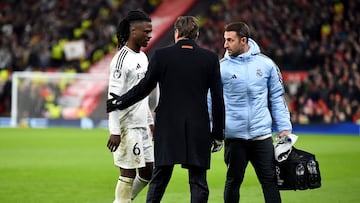 Liverpool (United Kingdom), 27/11/2024.- Eduardo Camavinga (L) of Real Madrid walks off injured during the UEFA Champions League match between Liverpool and Real Madrid in Liverpool, Britain, 27 November 2024. (Liga de Campeones, Reino Unido) EFE/EPA/PETER POWELL