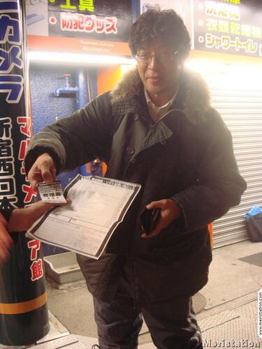 Miles de japoneses hacen cola ordenadamente para comprar Wii