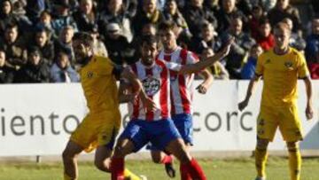 BATALLA. Rub&eacute;n Sanz lucha el bal&oacute;n en el centro del campo ante la oposici&oacute;n de dos jugadores lucenses.