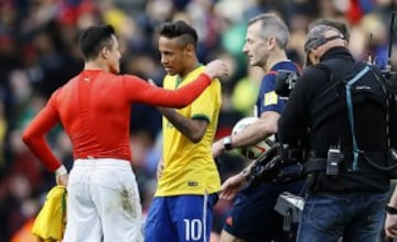 Alexis Sánchez saluda afectuosamente a Neymar