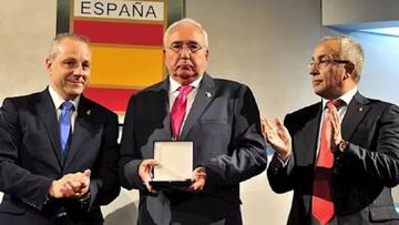 Exseleccionador español de balonmano, Ernesto Enríquez era una persona muy querida en este deporte. En el año 2017 recibió la insignia olímpica por parte del Comité Olímpico Español por su dedicación y contribución al balonmano nacional y madrileño. Falleció el 12 de abril a sus 71 años.