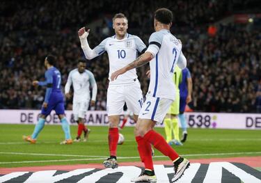 Vardy hopes England exploits help Leicester title bid