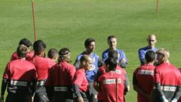 <b>EN EL CALDERÓN. </b>Quique, junto a sus ayudantes Escribá, García y Álvarez, se dirige a sus jugadores durante el entrenamiento de ayer.