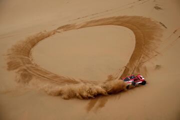 El piloto franc¨¦s Pierre Lachaume y su copiloto belga Francois Beguin compitiendo en la octava etapa del Dakar.