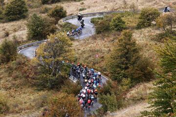 El pelotón durante la novena etapa de la carrera ciclista Giro de Italia 2020, una ruta de 207 kilómetros entre San Salvo y Roccaraso 