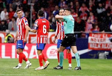 El colegiado explicó primero a Simeone y después a los futbolistas del Atlético lo que vio en el monitor y por qué pitó penalti.