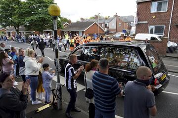 Los aficionados salen a la calle a dar su último adiós a Jack Charlton en su ciudad natal (Ashington, Northumberland, Inglaterra). Jack Charlton, que ganó junto con su hermano Bobby el Mundial de Inglaterra de 1966, falleció
en su domicilio el pasado día 10, a los 85 años.