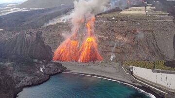 GRAFCAN6383. TAZACORTE (LA PALMA) (ESPAÑA), 09/11/2021.- Unas nueva lengua de lava está descendiendo este martes por los acantilados de la playa de Los Guirres, en Tazacorte (La Palma), al sur del delta (o fajana) que formó hace seman