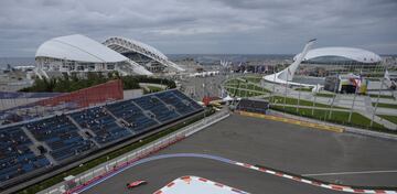 Rodea la Villa Olímpica y varios de los pabellones que acogieron los Juegos de Invierno de 2014 en la localidad de Adler, vecina de Sochi. 