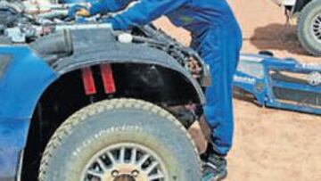 <b>INCRÉDULO. </b>Carlos Sainz apenas podía creerse que su coche se hubiera vuelto a detener.