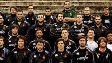 <b>UN GRUPO BABÉLICO. </b>Los jugadores, a quien nadie cuestiona su entrega y compromiso, posan en el Central de la Universitaria de Madrid antes de un entrenamiento.