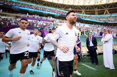 La selección argentina saliendo a calentar antes del duelo frente a Arabia Saudí encabezada por Lionel Messi.