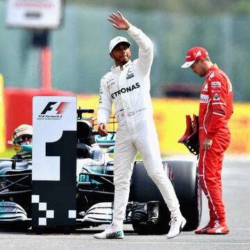 Lewis Hamilton saludando a los aficionados depués de conseguir su pole histórica.