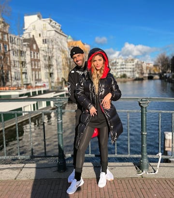 El cantante y su novia desean un feliz día a sus seguidores desde Amsterdam, donde se encuentran de viaje.