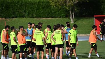 Charla previa en el primer entrenamiento del Almería.