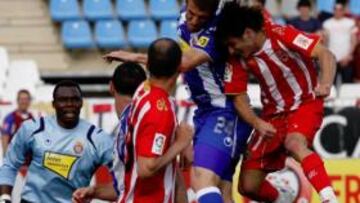 <b>MUCHA PELEA. </b>Iván Alonso trata de despejar un balón en el área chica del Espanyol. El Almería apretó en la recta final del partido.