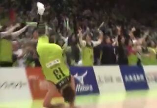 Héroe español en Japón: canasta ganadora y voltereta para celebrar