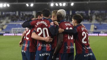 Los jugadores del Huesca celebran el gol de Soko.