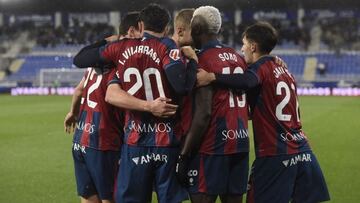 Los jugadores del Huesca celebran el gol de Soko.