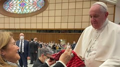 La cara del Papa Francisco al recibir la camiseta de Cristiano de manos de su madre