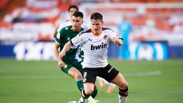 VALENCIA, SPAIN - JULY 16: Kevin Gameiro of Valencia CF runs with the ball during the Liga match between Valencia CF and RCD Espanyol at Estadio Mestalla on July 16, 2020 in Valencia, Spain. (Photo by Alex Caparros/Getty Images)