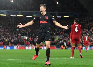 El 11 de marzo de 2020 el Atlético juega su último partido previo al estado de alarma en Anfield en el partido de los octavos de final de la Champions. El Atlético había ganado 1-0 en el Wanda Metropolitano con un tanto de Saúl, pero el Liverpool iguala la eliminatoria a través de Wijnaldum y sólo Oblak contiene las acometidas de los de Klopp. Simeone realiza un cambio a los 56 minutos aparentemente muy defensivo, dando entrada a Llorente, que hasta entonces era un secundario y había marcado semanas antes en Mestalla su único gol en el Atlético, por Diego Costa. En la prórroga, el Liverpool hace el segundo tanto y se pone en ventaja. Pero cuando todo hacía presagiar la remontada de la eliminatoria por el entonces vigente campeón de la Champions, fue el Atlético quien remontó el partido con Marcos Llorente como héroe. El madrileño consiguió un doblete histórico, el único en su carrera profesional, y asistió a Morata para acabar ganando el partido 2-3. Fue el giro a su carrera.   