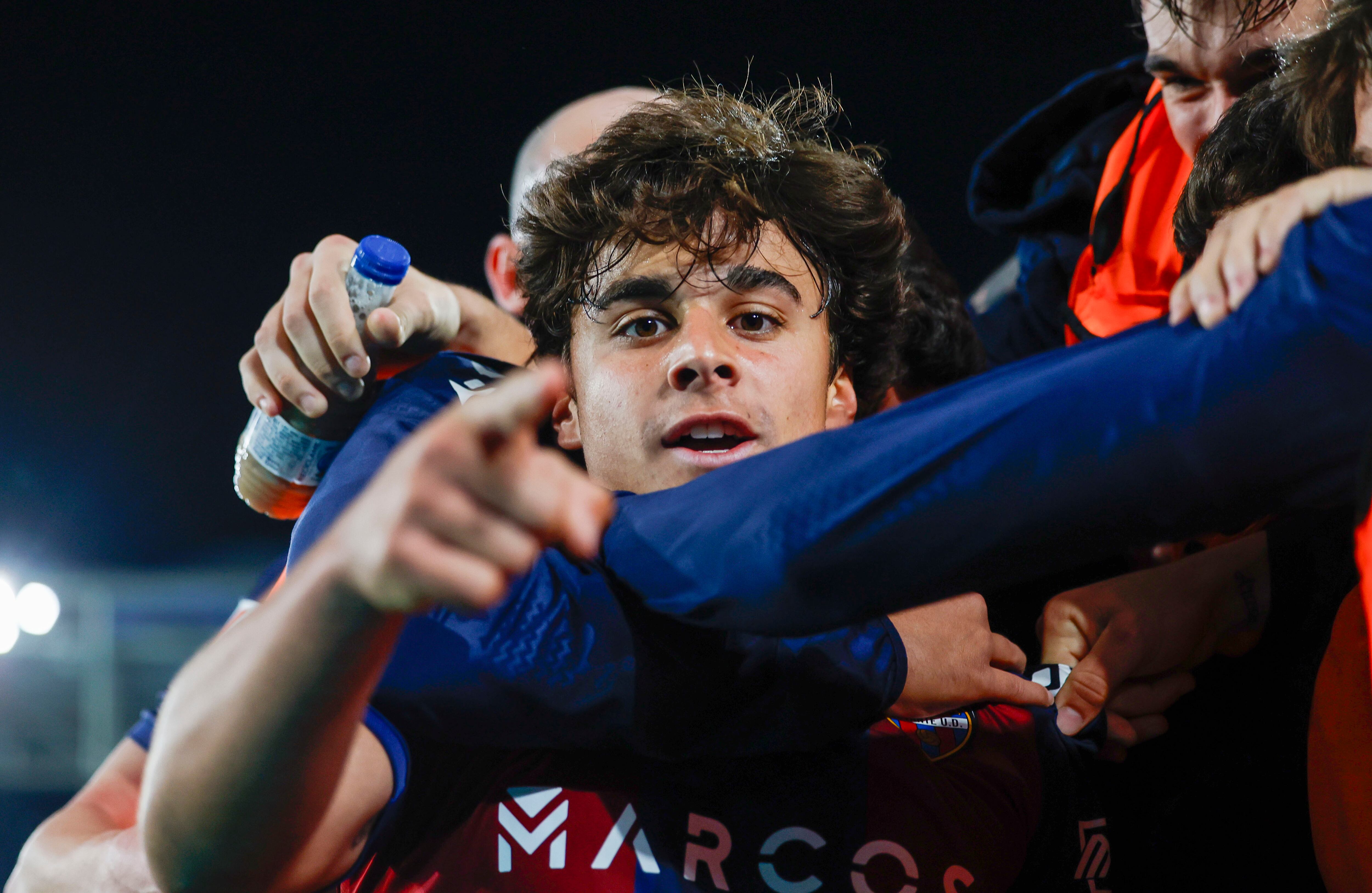 Carlos Álvarez se queda en el Levante