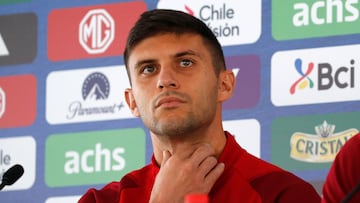 Futbol, Conferencia de prensa Seleccion Chilena.
Los jugadores Gabriel Suazo y Benjamin Kuscevic de la Seleccion Chilena se dirigen a la prensa previo al partido contra Uruguay, por las eliminatorias para la Copa del Mundo 2026, Santiago, Chile.
5/9/2023
Javier Salvo/Photosport
Football, Press media of Chile.
Chile’s players Gabriel Suazo and Benjamin Kuscevic of the Chilean National Team, addresses the press prior to the match against Uruguay, for the qualifiers for the 2026 World Cup, Santiago, Chile.
5/9/2023
Javier Salvo/Photosport