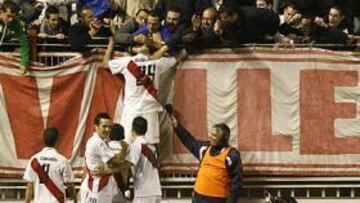 <b>FELICIDAD. </b>Delibasic celebró con la afición vallecana su primer gol como rayista, el tercero de ayer.