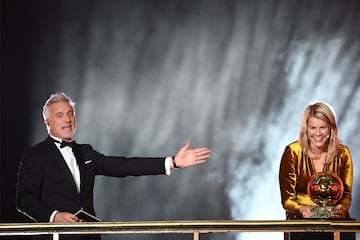 David Ginola con la jugadora noruega del Olympique de Lyon Ada Hegerber, ganadora del Balon de Oro femenino.