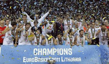 Tras el oro de Polonia, llegó el Oro de Lituania. La selección de baloncesto vivía una época de alegrías y triunfos con Felipe Reyes como uno de sus estandartes de la plantilla. En la final del Europeo se enfrentó a Francia venciéndola por más de 13 puntos (98-859