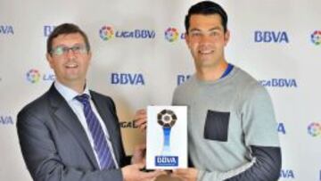 Miku posa con el galardón.