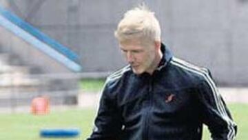 <b>EXHIBICIÓN. </b>Beckham dio toques con el balón americano.