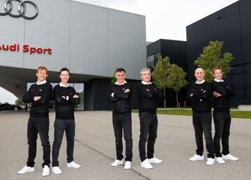 Ekstrom, Sainz y Peterhansel posan junto a sus copilotos Bergkvist, Cruz, Sainz y Boulanger en la fábrica de Audi.