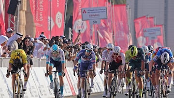 Kooij vence la 5ª etapa del UAE Tour 2024 en el golpe de riñón.